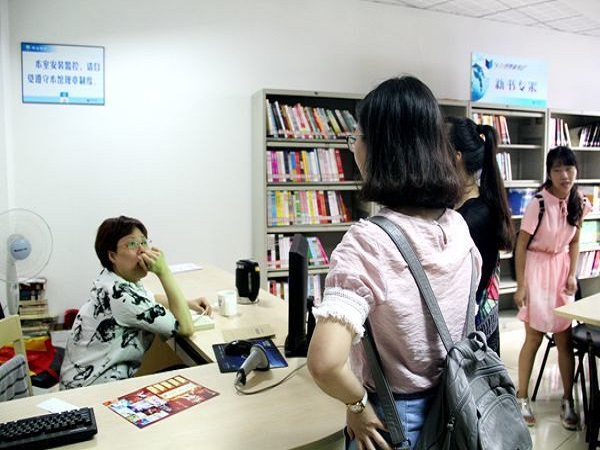 询问图书馆管理人员.jpg